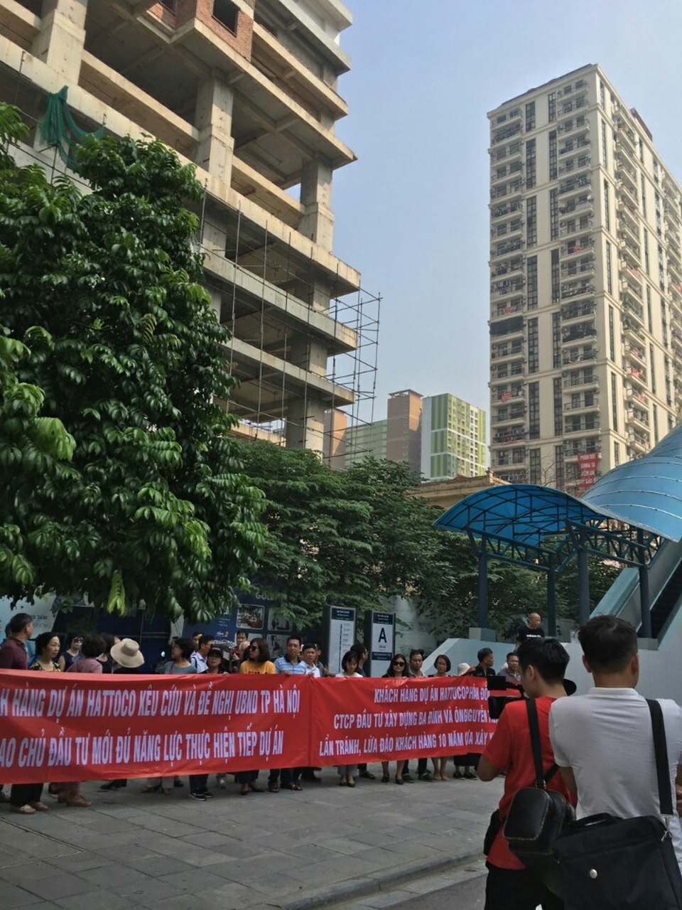 Hai dự án đất vàng cùng một chủ “đắp chiếu”, cư dân đồng loạt căng băng rôn đòi nhà - 1 Hai dự án đất vàng cùng một chủ “đắp chiếu”, cư dân đồng loạt căng băng rôn đòi nhà - 1
