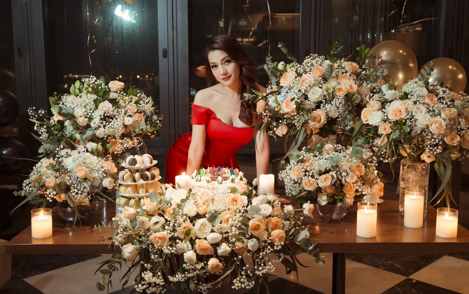 Hoa hậu Thái Nhiên Phương rực rỡ trong tiệc sinh nhật - 1