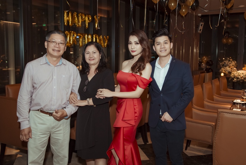 Hoa hậu Thái Nhiên Phương rực rỡ trong tiệc sinh nhật - 9