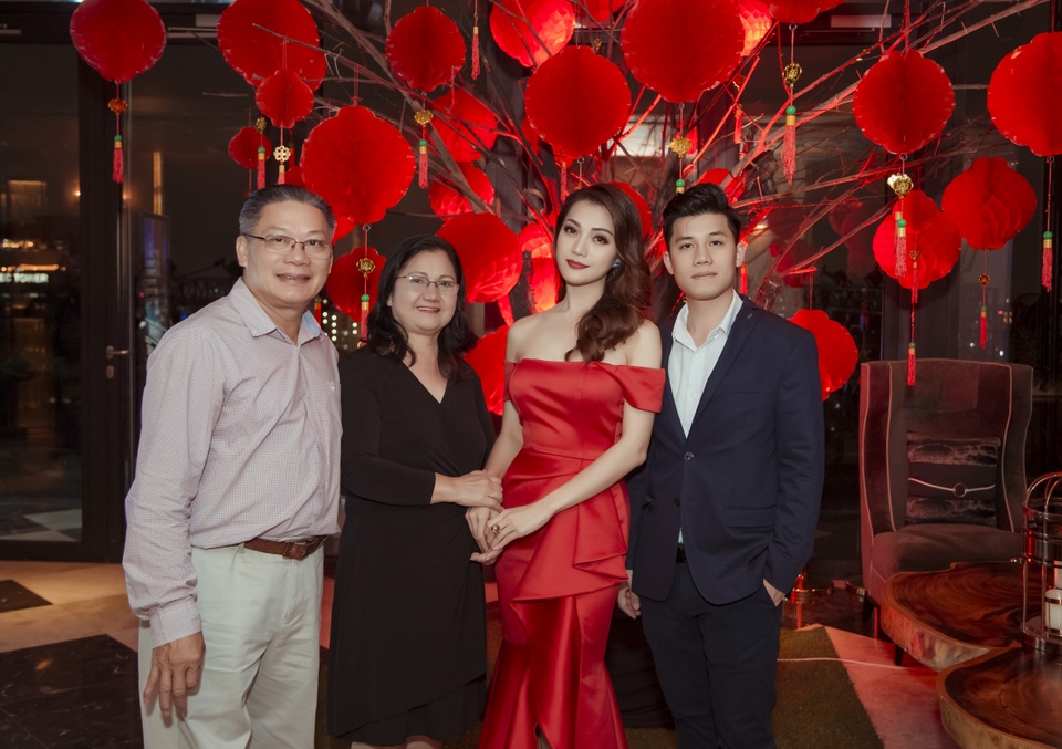 Hoa hậu Thái Nhiên Phương rực rỡ trong tiệc sinh nhật - 5