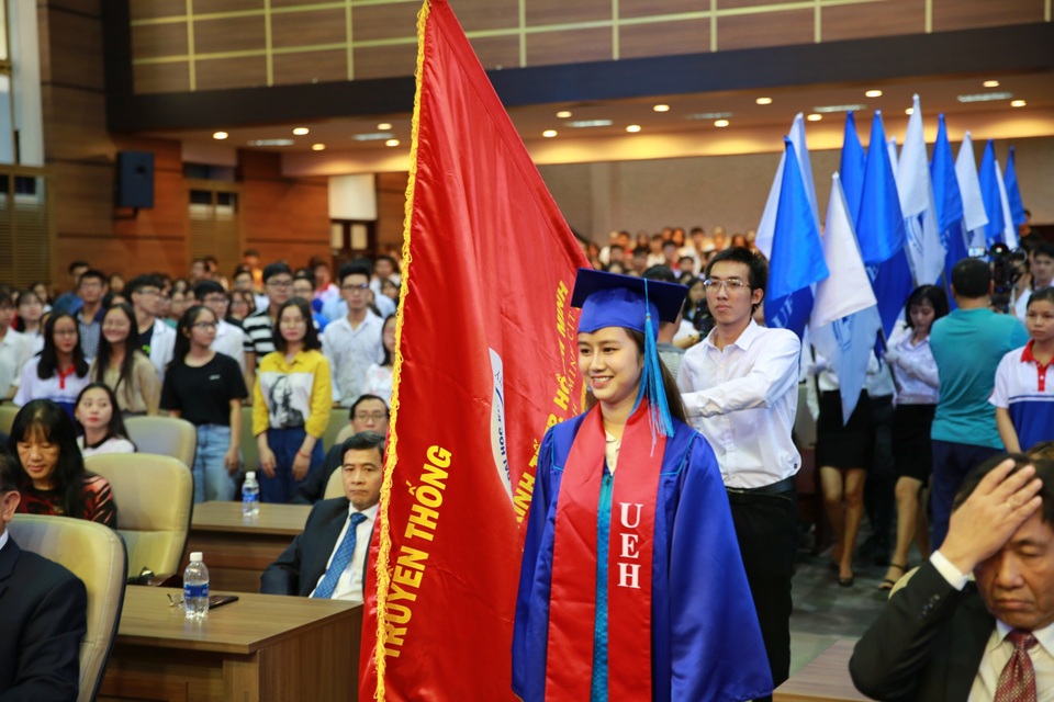 Nữ sinh bại liệt hai chân được ĐH Kinh tế TPHCM trao học bổng toàn phần suốt 4 năm - 2 Nữ sinh bại liệt hai chân được ĐH Kinh tế TPHCM trao học bổng toàn phần suốt 4 năm - 2