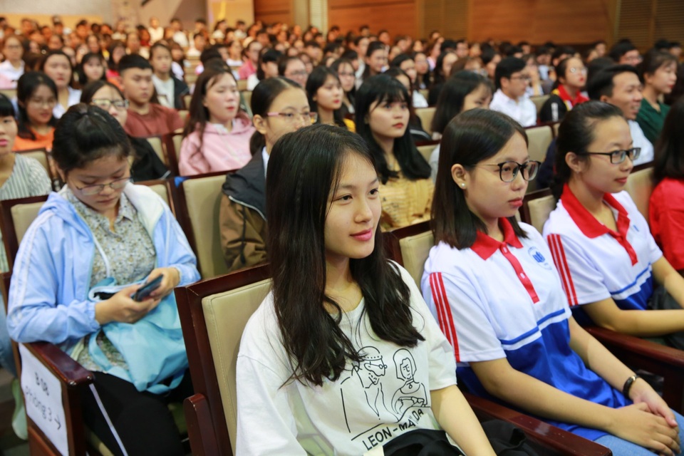 Nữ sinh bại liệt hai chân được ĐH Kinh tế TPHCM trao học bổng toàn phần suốt 4 năm - 3 Nữ sinh bại liệt hai chân được ĐH Kinh tế TPHCM trao học bổng toàn phần suốt 4 năm - 3