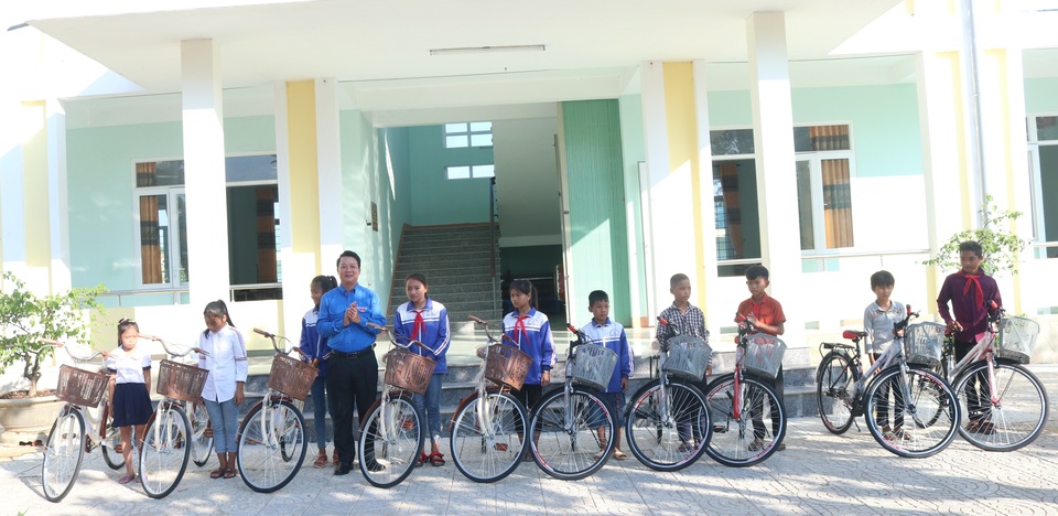Tỉnh đoàn Quảng Bình trao xe đạp tiếp sức học sinh nghèo đến trường - 1 Tỉnh đoàn Quảng Bình trao xe đạp tiếp sức học sinh nghèo đến trường - 1