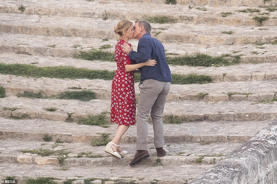 Daniel Craig tình tứ hôn bạn diễn tại trường quay - 2 Daniel Craig tình tứ hôn bạn diễn tại trường quay - 2
