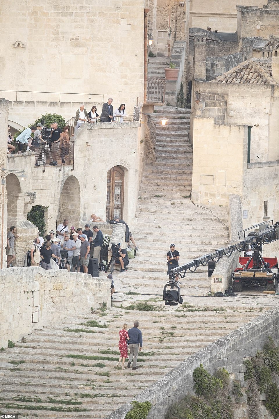 Daniel Craig tình tứ hôn bạn diễn tại trường quay - 3 Daniel Craig tình tứ hôn bạn diễn tại trường quay - 3