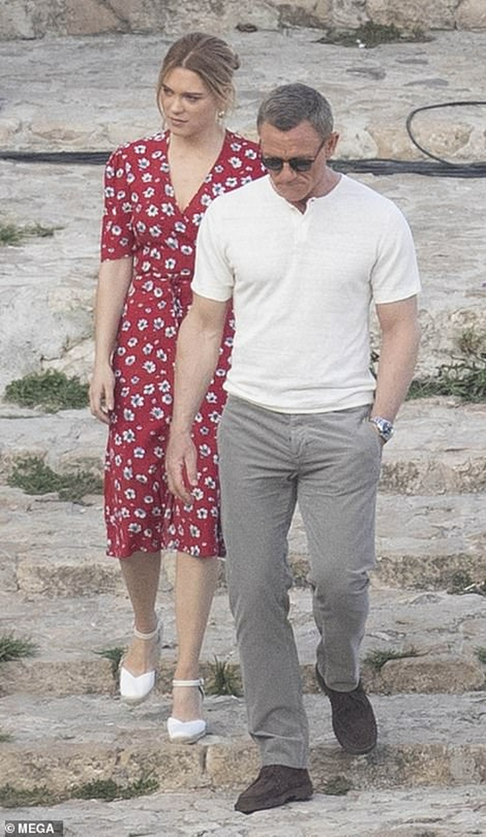 Daniel Craig tình tứ hôn bạn diễn tại trường quay - 4 Daniel Craig tình tứ hôn bạn diễn tại trường quay - 4