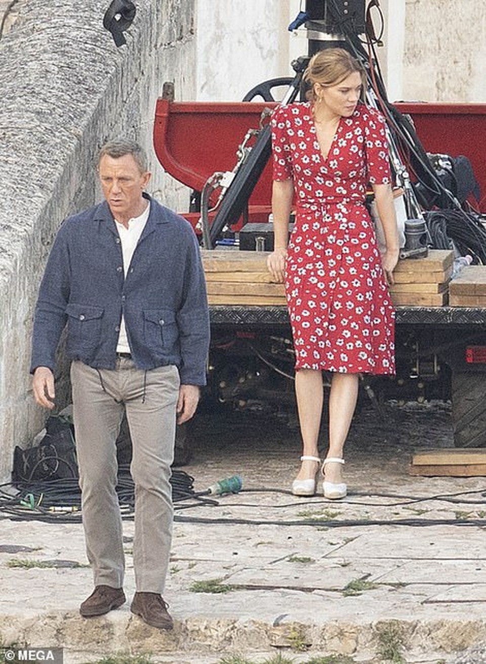 Daniel Craig tình tứ hôn bạn diễn tại trường quay - 6 Daniel Craig tình tứ hôn bạn diễn tại trường quay - 6