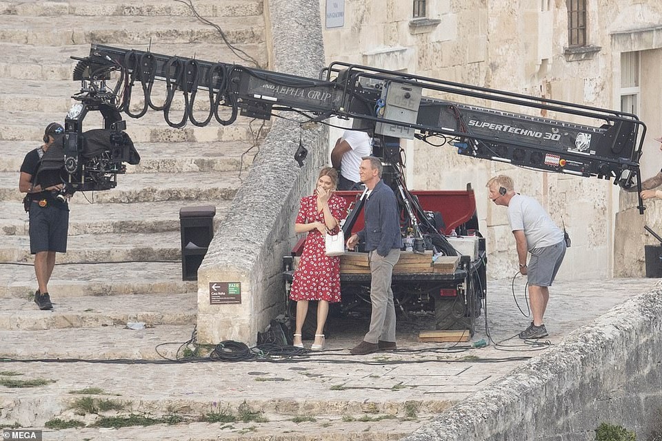 Daniel Craig tình tứ hôn bạn diễn tại trường quay - 8 Daniel Craig tình tứ hôn bạn diễn tại trường quay - 8