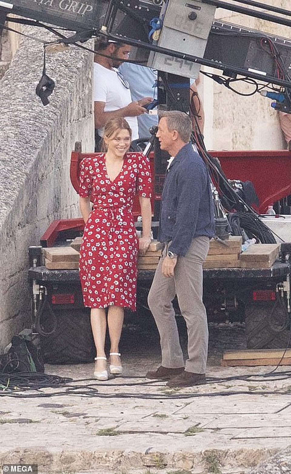 Daniel Craig tình tứ hôn bạn diễn tại trường quay - 11 Daniel Craig tình tứ hôn bạn diễn tại trường quay - 11