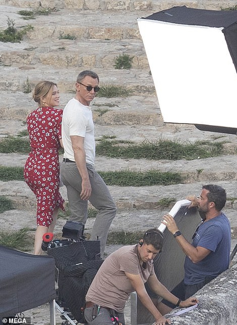 Daniel Craig tình tứ hôn bạn diễn tại trường quay - 12 Daniel Craig tình tứ hôn bạn diễn tại trường quay - 12