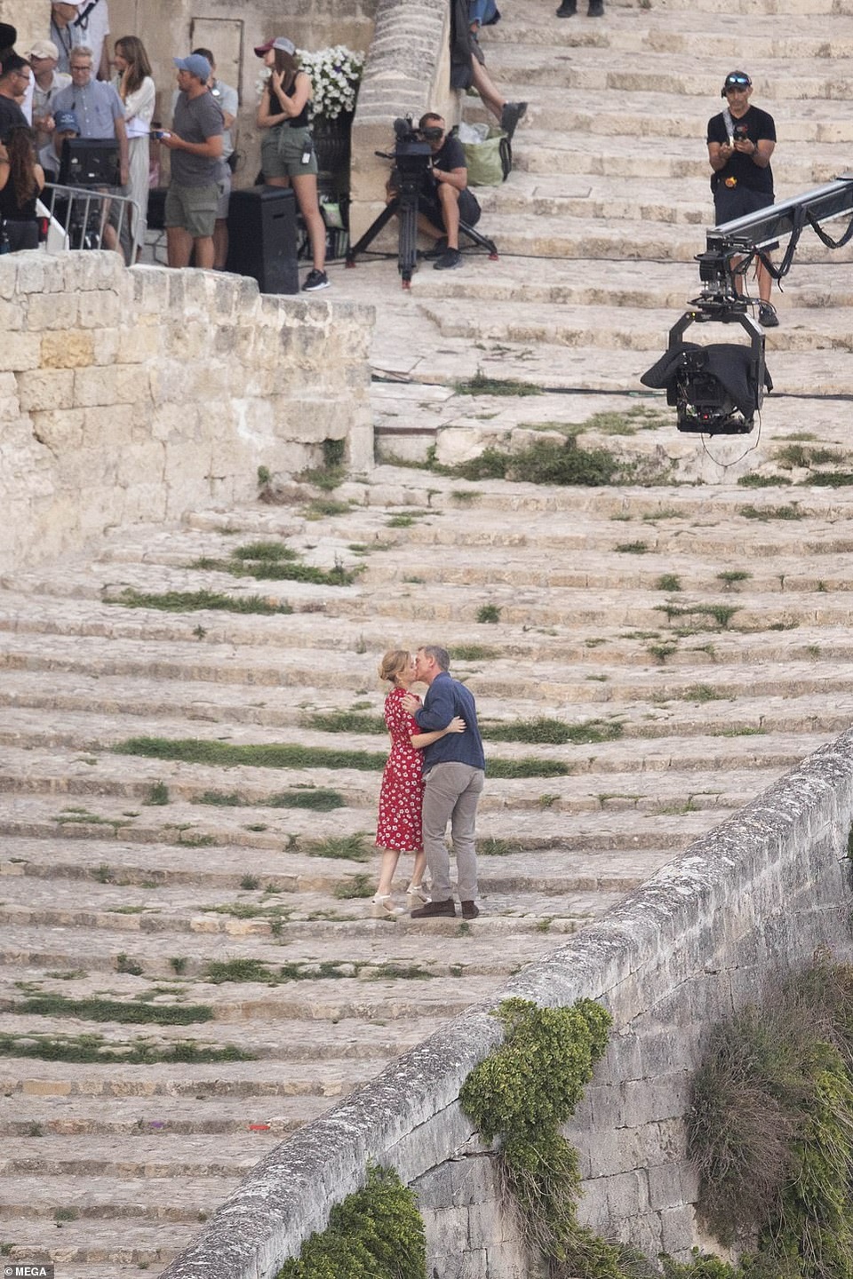 Daniel Craig tình tứ hôn bạn diễn tại trường quay - 13 Daniel Craig tình tứ hôn bạn diễn tại trường quay - 13