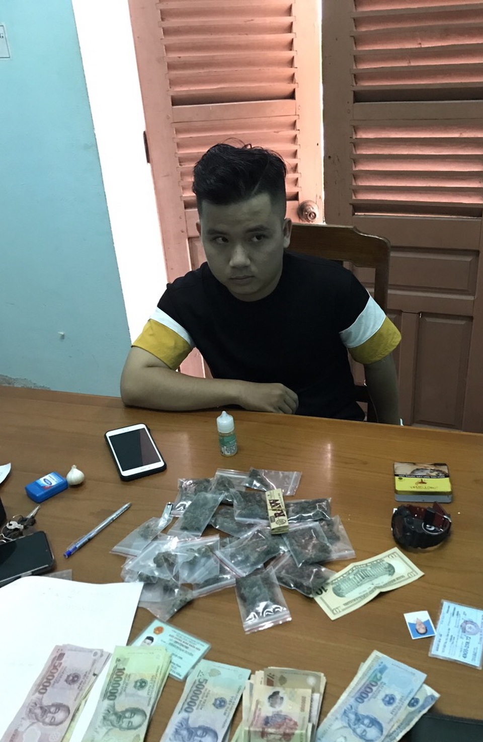 Tạm giữ 2 sinh viên nghi phạm buôn bán ma tuý với gần 1,5 kg cần sa - 1 Tạm giữ 2 sinh viên nghi phạm buôn bán ma tuý với gần 1,5 kg cần sa - 1