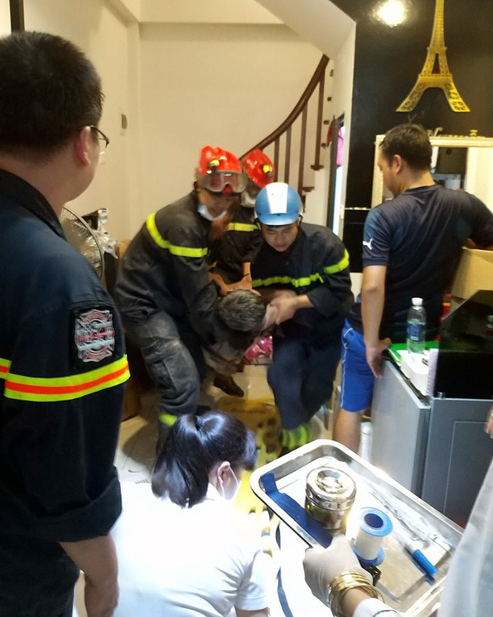 Hà Nội: Người đàn ông mắc kẹt hi hữu giữa 3 căn nhà - 2 Hà Nội: Người đàn ông mắc kẹt hi hữu giữa 3 căn nhà - 2