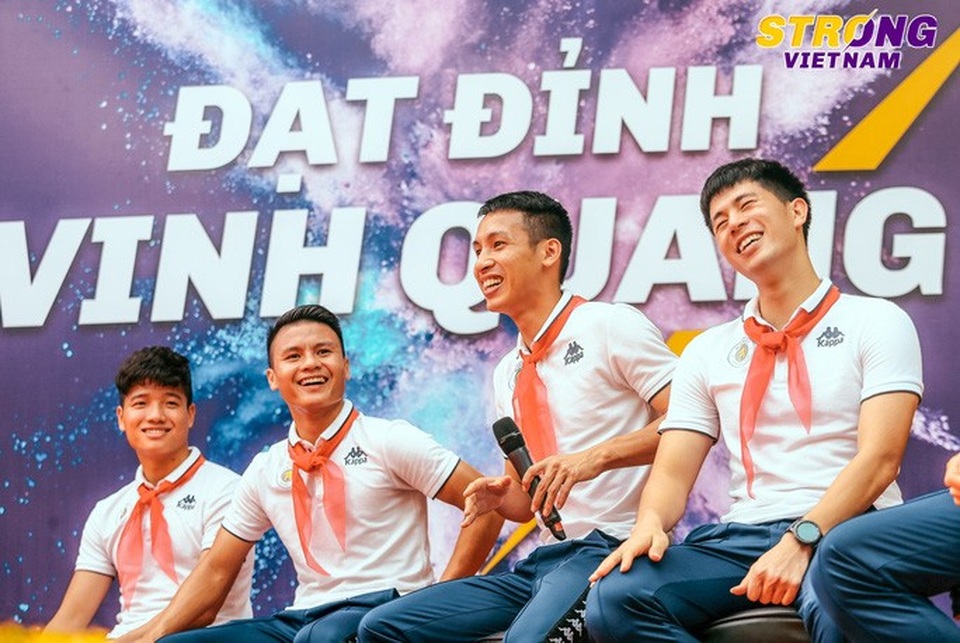 Quang Hải và cầu thủ Hà Nội chào cờ đầu tuần với học sinh trường THCS Nguyễn Trường Tộ - 2 Quang Hải và cầu thủ Hà Nội chào cờ đầu tuần với học sinh trường THCS Nguyễn Trường Tộ - 2