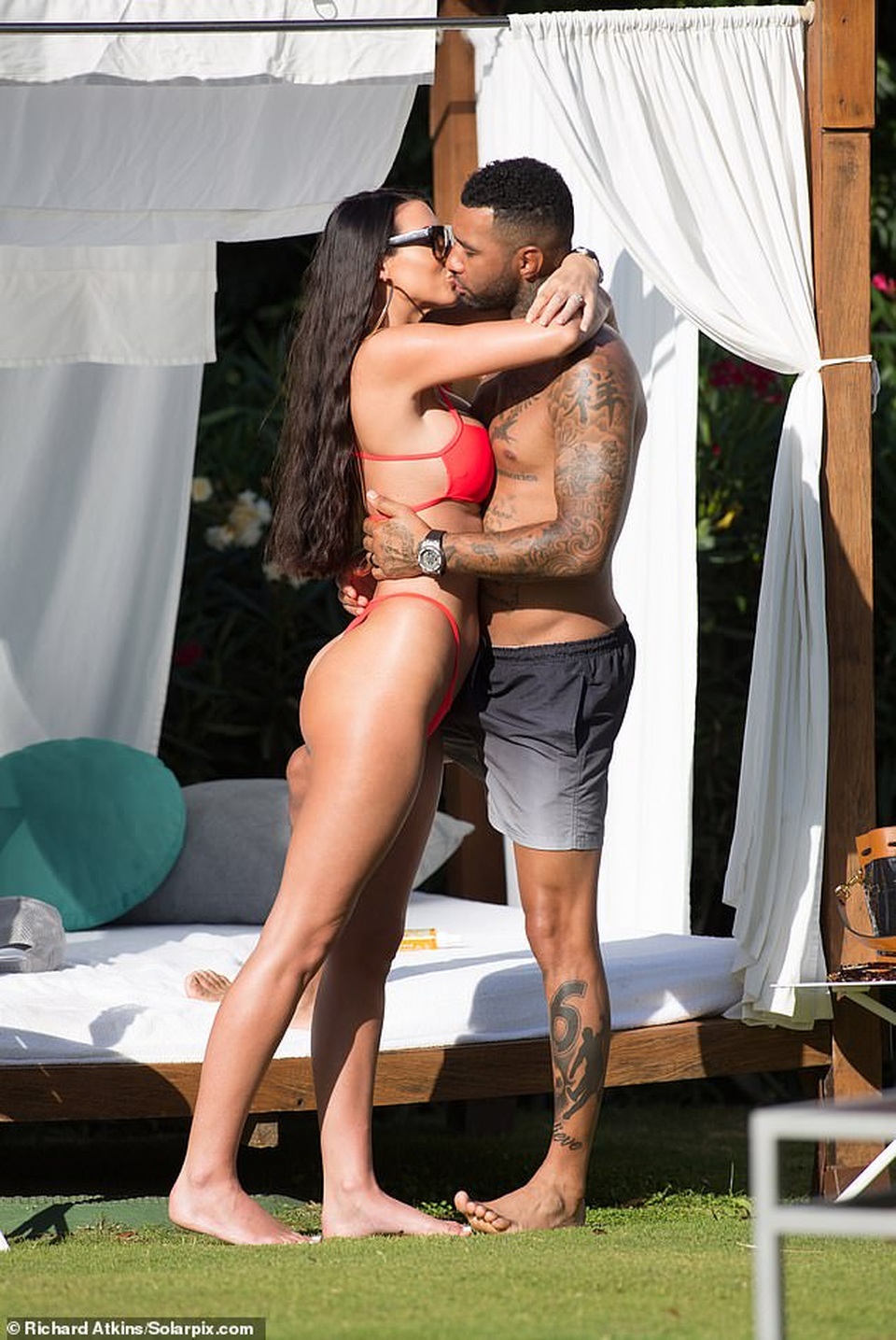 Vợ cầu thủ Jermaine Pennant bốc lửa với bikini đỏ - 4 Vợ cầu thủ Jermaine Pennant bốc lửa với bikini đỏ - 4