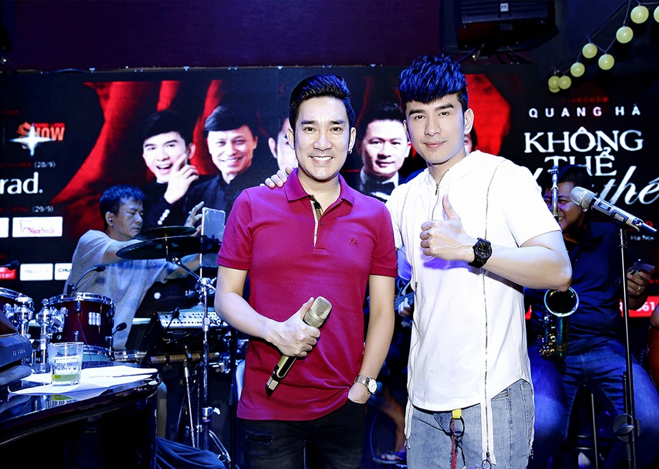 Đan Trường đội mưa đến tập hát cùng Quang Hà - 1 Đan Trường đội mưa đến tập hát cùng Quang Hà - 1