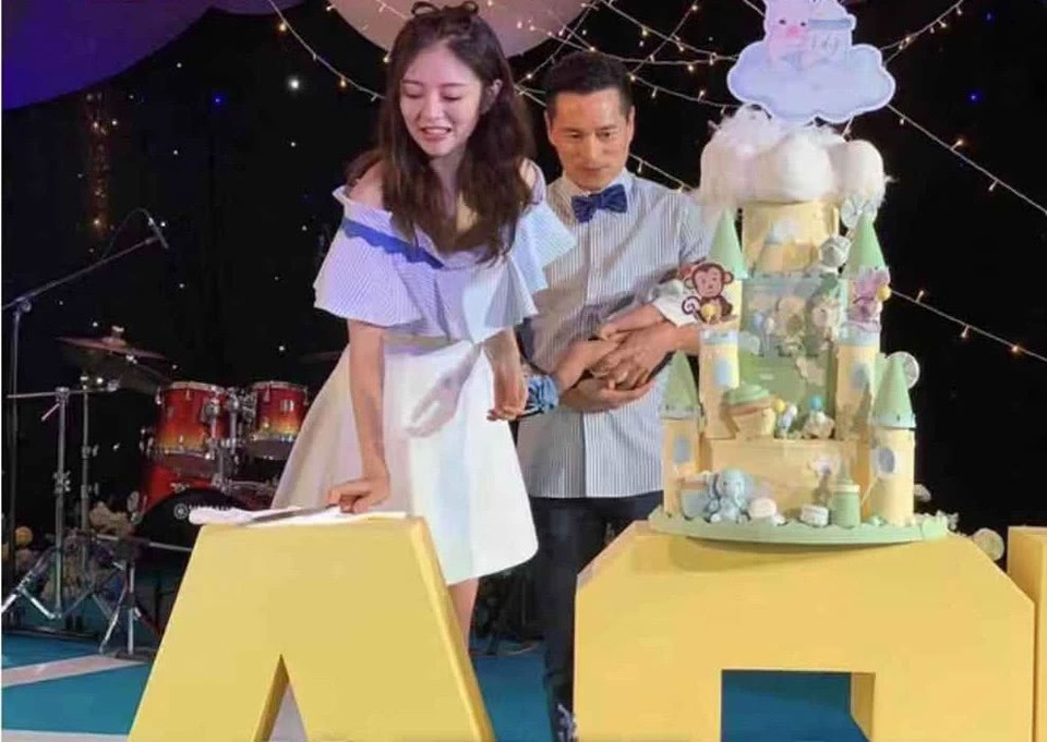 An Dĩ Hiên và chồng tỷ phú mở tiệc đầy tháng hoành tráng cho con trai - 6 An Dĩ Hiên và chồng tỷ phú mở tiệc đầy tháng hoành tráng cho con trai - 6