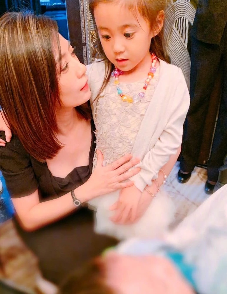 An Dĩ Hiên và chồng tỷ phú mở tiệc đầy tháng hoành tráng cho con trai - 11 An Dĩ Hiên và chồng tỷ phú mở tiệc đầy tháng hoành tráng cho con trai - 11