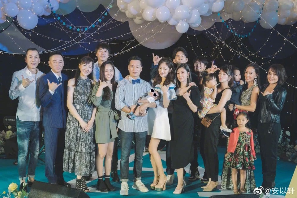 An Dĩ Hiên và chồng tỷ phú mở tiệc đầy tháng hoành tráng cho con trai - 20 An Dĩ Hiên và chồng tỷ phú mở tiệc đầy tháng hoành tráng cho con trai - 20