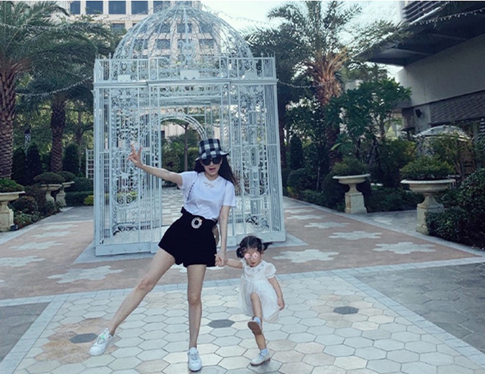 Vợ của Quách Phú Thành sống như bà hoàng sau khi kết hôn - 7 Vợ của Quách Phú Thành sống như bà hoàng sau khi kết hôn - 7