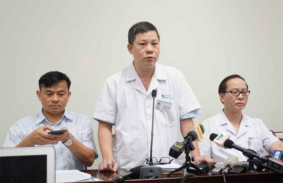 Bé trai 3 tuổi bị bỏ quên 7 tiếng trên xe đã hôn mê khi đưa đến viện - 2 Bé trai 3 tuổi bị bỏ quên 7 tiếng trên xe đã hôn mê khi đưa đến viện - 2