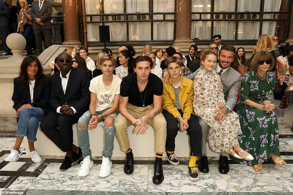 Victoria Beckham xinh đẹp tái xuất tại tuần lễ thời trang London - 2 Victoria Beckham xinh đẹp tái xuất tại tuần lễ thời trang London - 2