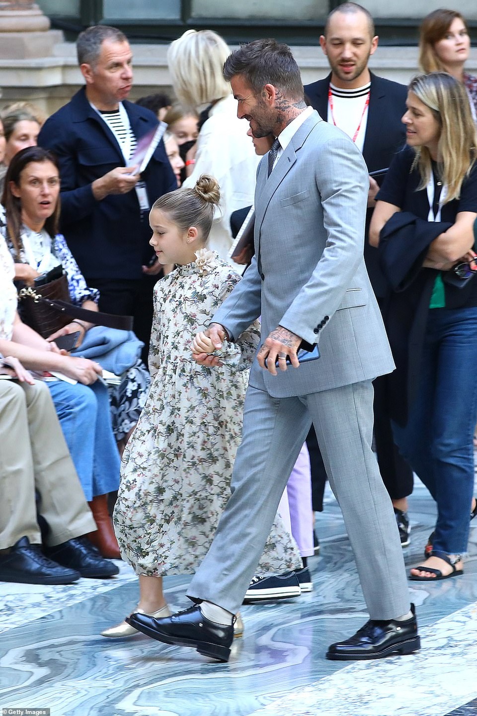 Victoria Beckham xinh đẹp tái xuất tại tuần lễ thời trang London - 12 Victoria Beckham xinh đẹp tái xuất tại tuần lễ thời trang London - 12