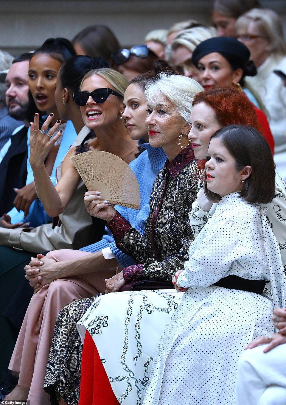 Victoria Beckham xinh đẹp tái xuất tại tuần lễ thời trang London - 16 Victoria Beckham xinh đẹp tái xuất tại tuần lễ thời trang London - 16