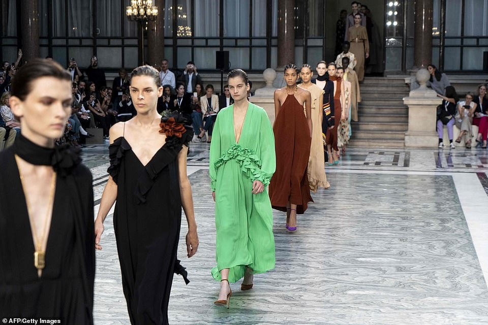 Victoria Beckham xinh đẹp tái xuất tại tuần lễ thời trang London - 18 Victoria Beckham xinh đẹp tái xuất tại tuần lễ thời trang London - 18