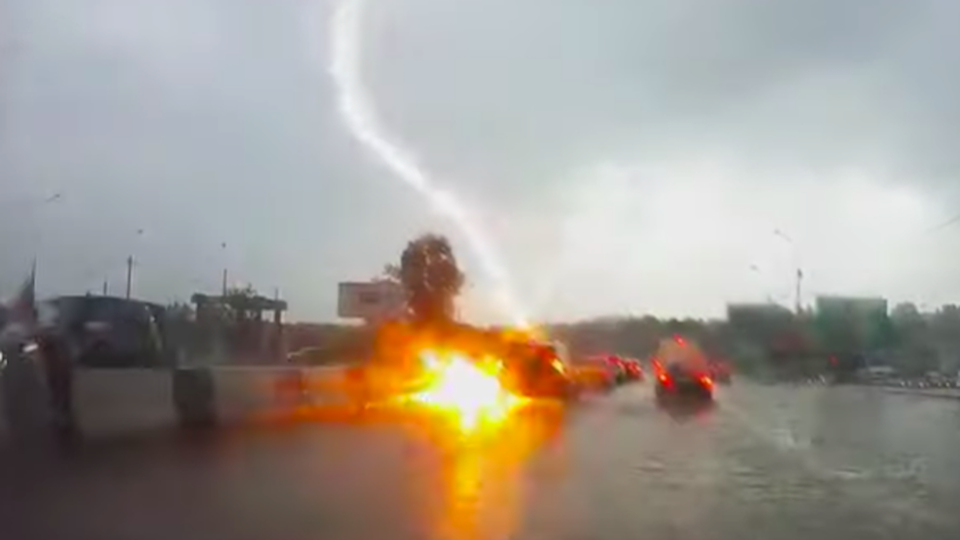 Khoảnh khắc hai tia sét đánh trúng ô tô trên đường - 1 Khoảnh khắc hai tia sét đánh trúng ô tô trên đường - 1