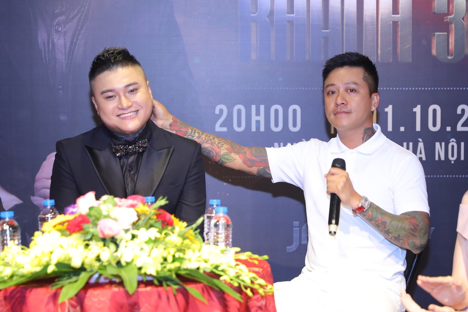 Vũ Duy Khánh: “Tôi từng bị khán giả ném vỡ đầu, đập xe, chửi rủa...” - 2 Vũ Duy Khánh: “Tôi từng bị khán giả ném vỡ đầu, đập xe, chửi rủa...” - 2
