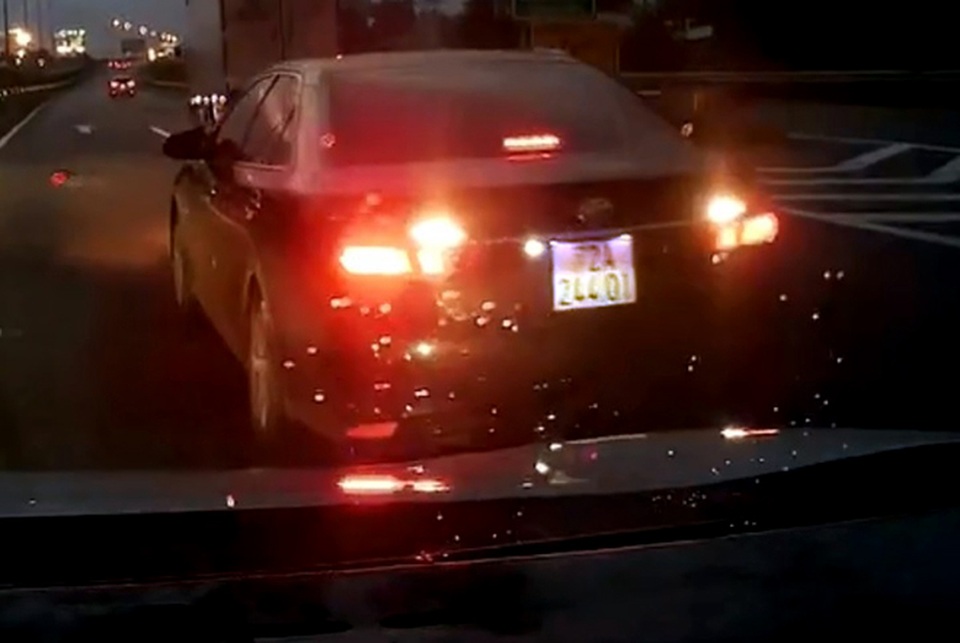 Thêm trường hợp lùi xe trên đường cao tốc, ngay ở làn được phép chạy 120 km/h - 1 Thêm trường hợp lùi xe trên đường cao tốc, ngay ở làn được phép chạy 120 km/h - 1