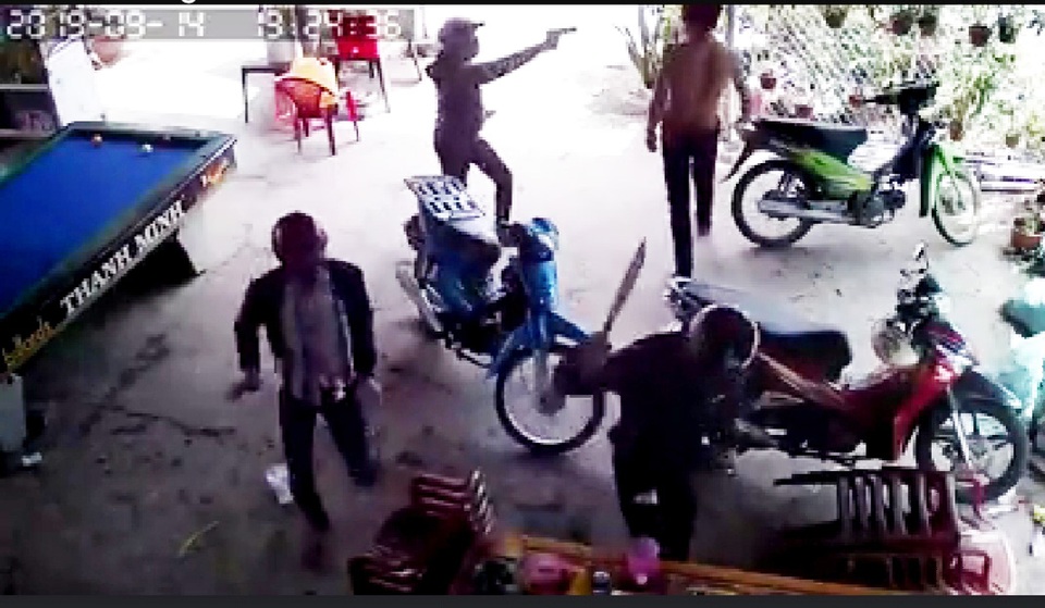 Truy tìm nhóm đối tượng mang súng, mã tấu đập phá nhà dân - 1