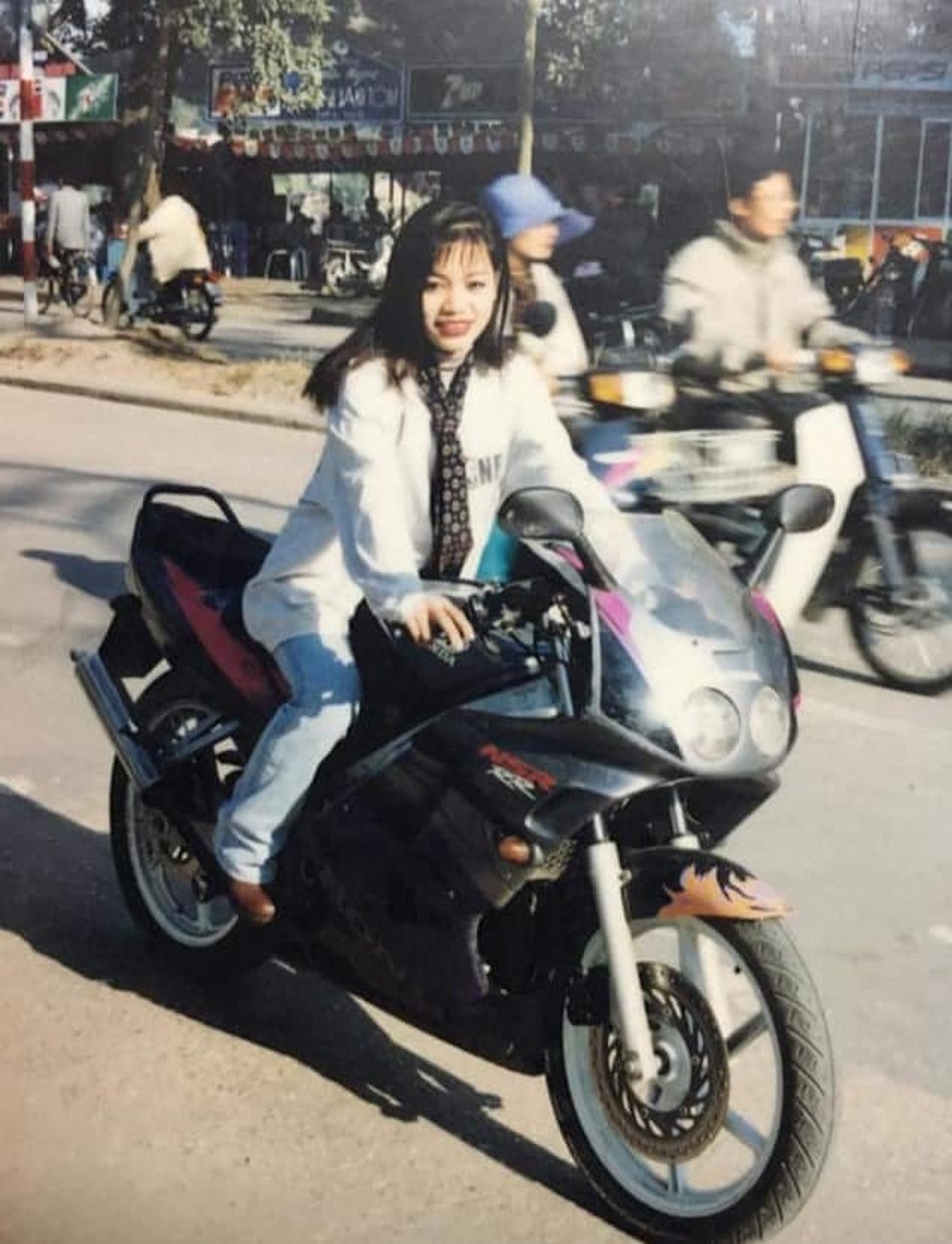 Giới nhà giàu Hà Nội thập niên 90: Dùng máy nhắn tin, đi xe phân khối lớn - 3 Giới nhà giàu Hà Nội thập niên 90: Dùng máy nhắn tin, đi xe phân khối lớn - 3