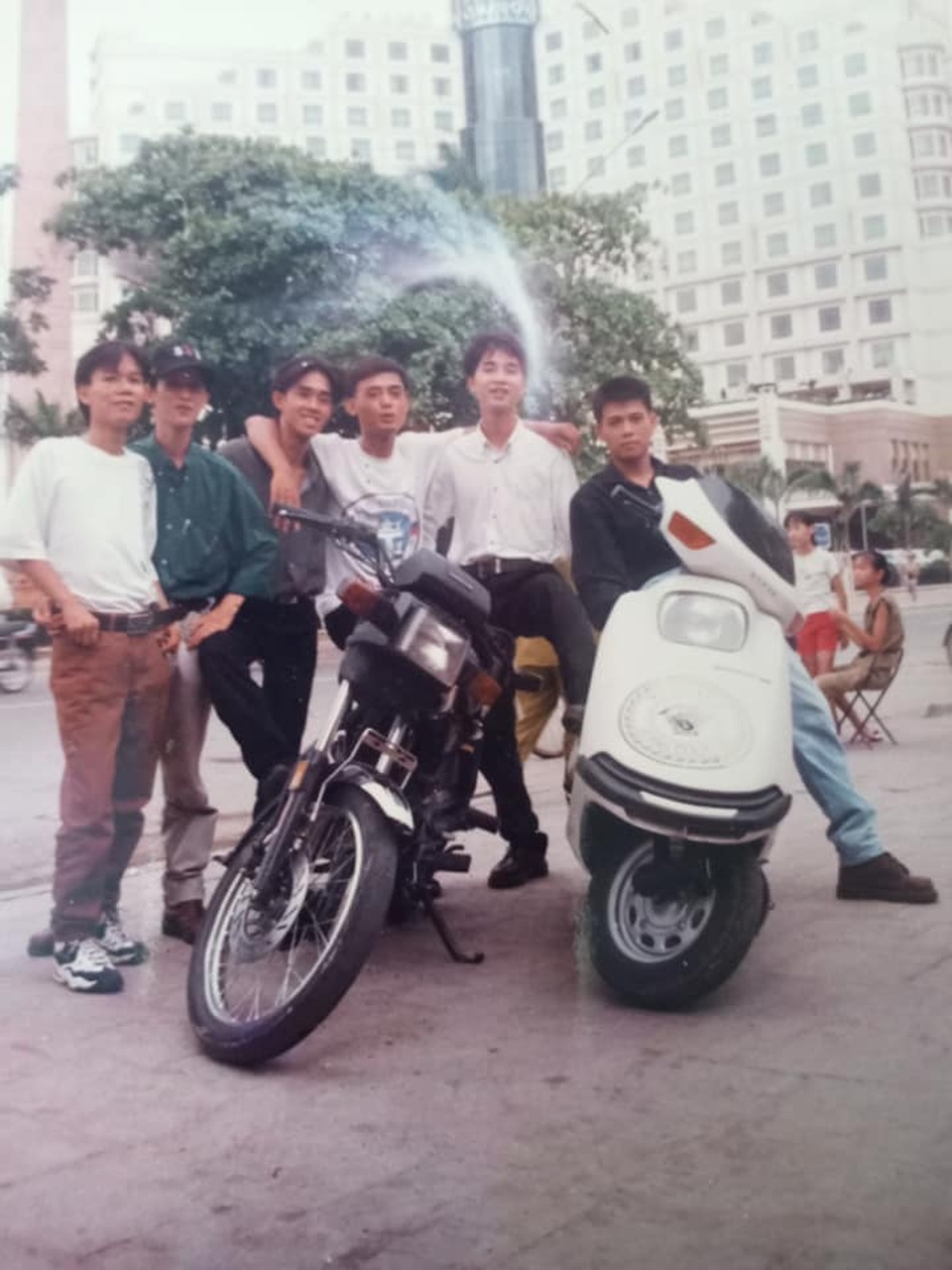 Giới nhà giàu Hà Nội thập niên 90: Dùng máy nhắn tin, đi xe phân khối lớn - 6 Giới nhà giàu Hà Nội thập niên 90: Dùng máy nhắn tin, đi xe phân khối lớn - 6
