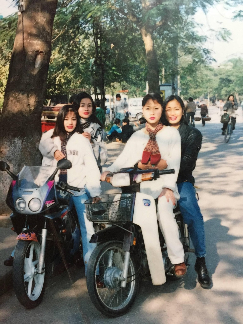 Giới nhà giàu Hà Nội thập niên 90: Dùng máy nhắn tin, đi xe phân khối lớn - 7 Giới nhà giàu Hà Nội thập niên 90: Dùng máy nhắn tin, đi xe phân khối lớn - 7