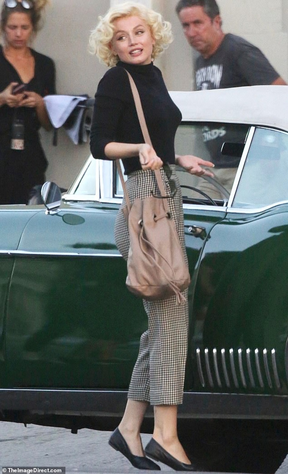 Bond girl Ana De Armas được khen giống hệt Marilyn Monroe - 1 Bond girl Ana De Armas được khen giống hệt Marilyn Monroe - 1