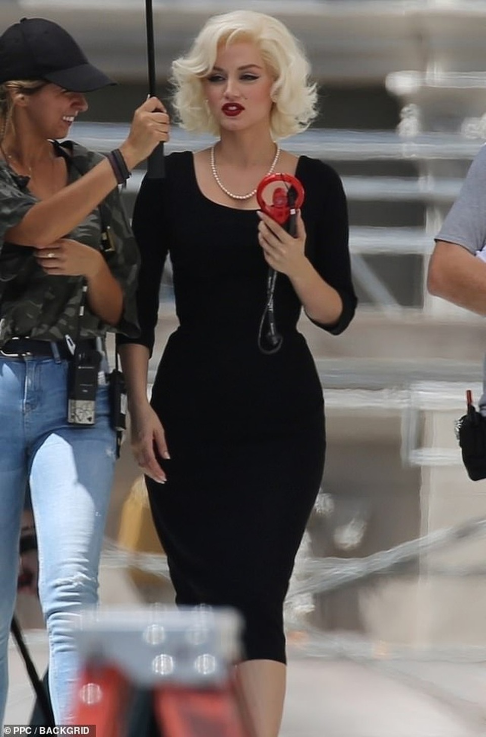 Bond girl Ana De Armas được khen giống hệt Marilyn Monroe - 5 Bond girl Ana De Armas được khen giống hệt Marilyn Monroe - 5