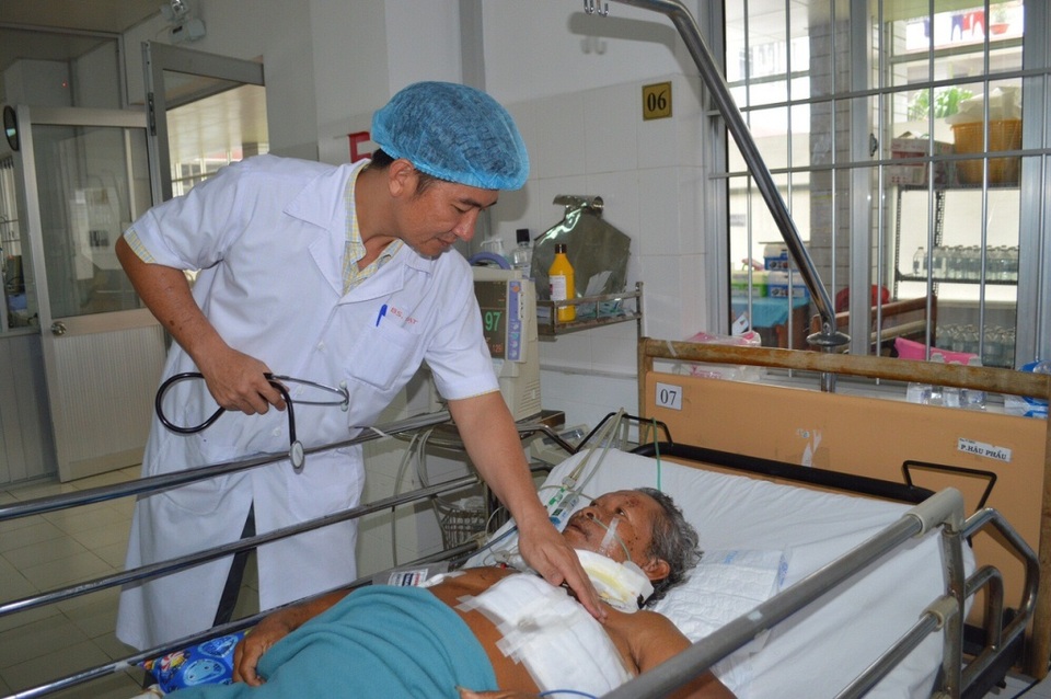 Lấy ra cả lít mủ từ bệnh nhân bị áp xe cổ - trung thất - 1 Lấy ra cả lít mủ từ bệnh nhân bị áp xe cổ - trung thất - 1