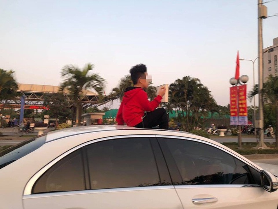 Có nên cho trẻ thò đầu qua cửa sổ trời nóc ô tô? - 1 Có nên cho trẻ thò đầu qua cửa sổ trời nóc ô tô? - 1
