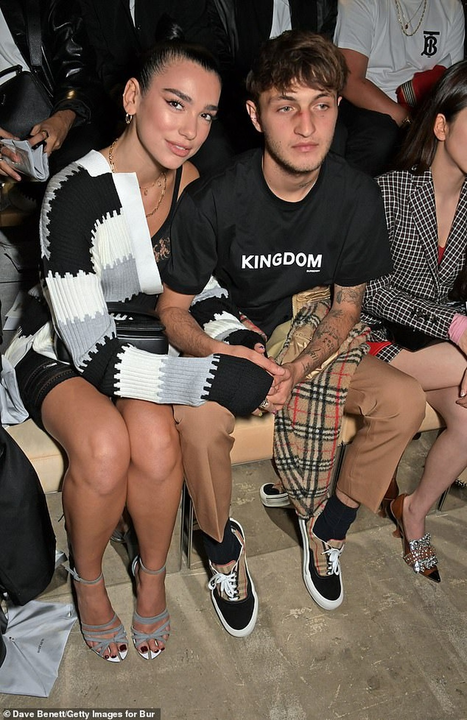 Dua Lipa và Anwar Hadid đẹp đôi đi xem show thời trang - 1 Dua Lipa và Anwar Hadid đẹp đôi đi xem show thời trang - 1