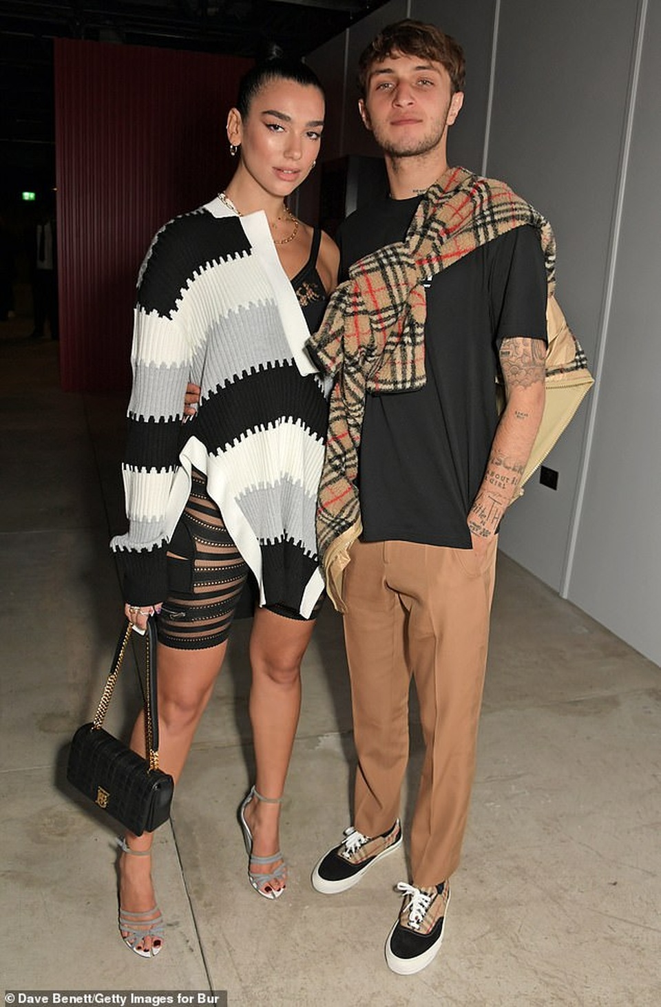 Dua Lipa và Anwar Hadid đẹp đôi đi xem show thời trang - 4 Dua Lipa và Anwar Hadid đẹp đôi đi xem show thời trang - 4