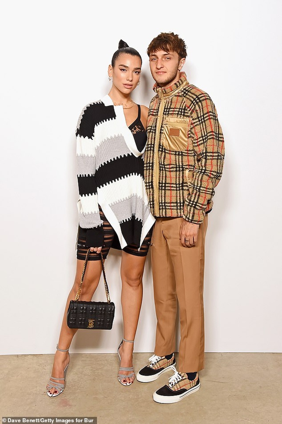 Dua Lipa và Anwar Hadid đẹp đôi đi xem show thời trang - 2 Dua Lipa và Anwar Hadid đẹp đôi đi xem show thời trang - 2