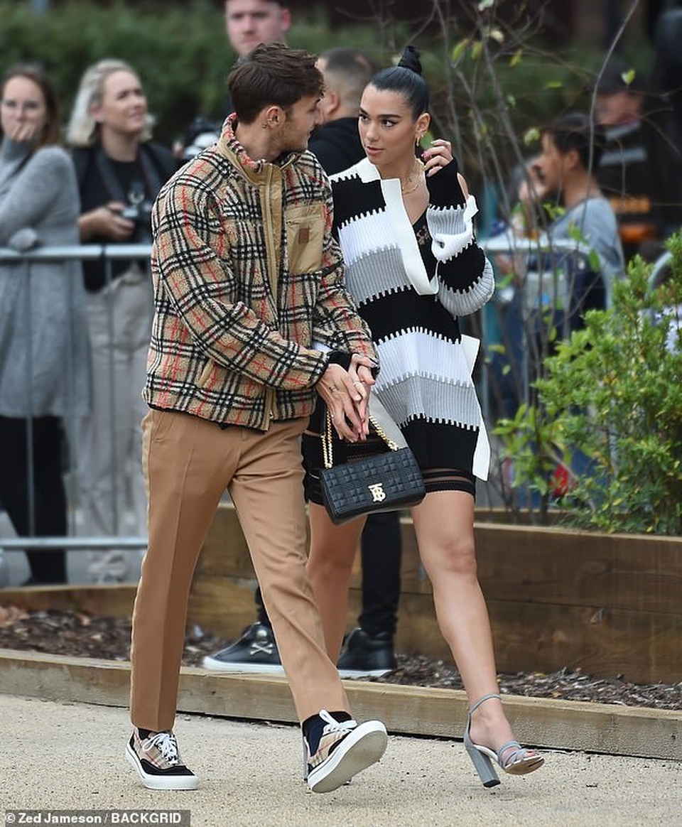 Dua Lipa và Anwar Hadid đẹp đôi đi xem show thời trang - 6 Dua Lipa và Anwar Hadid đẹp đôi đi xem show thời trang - 6