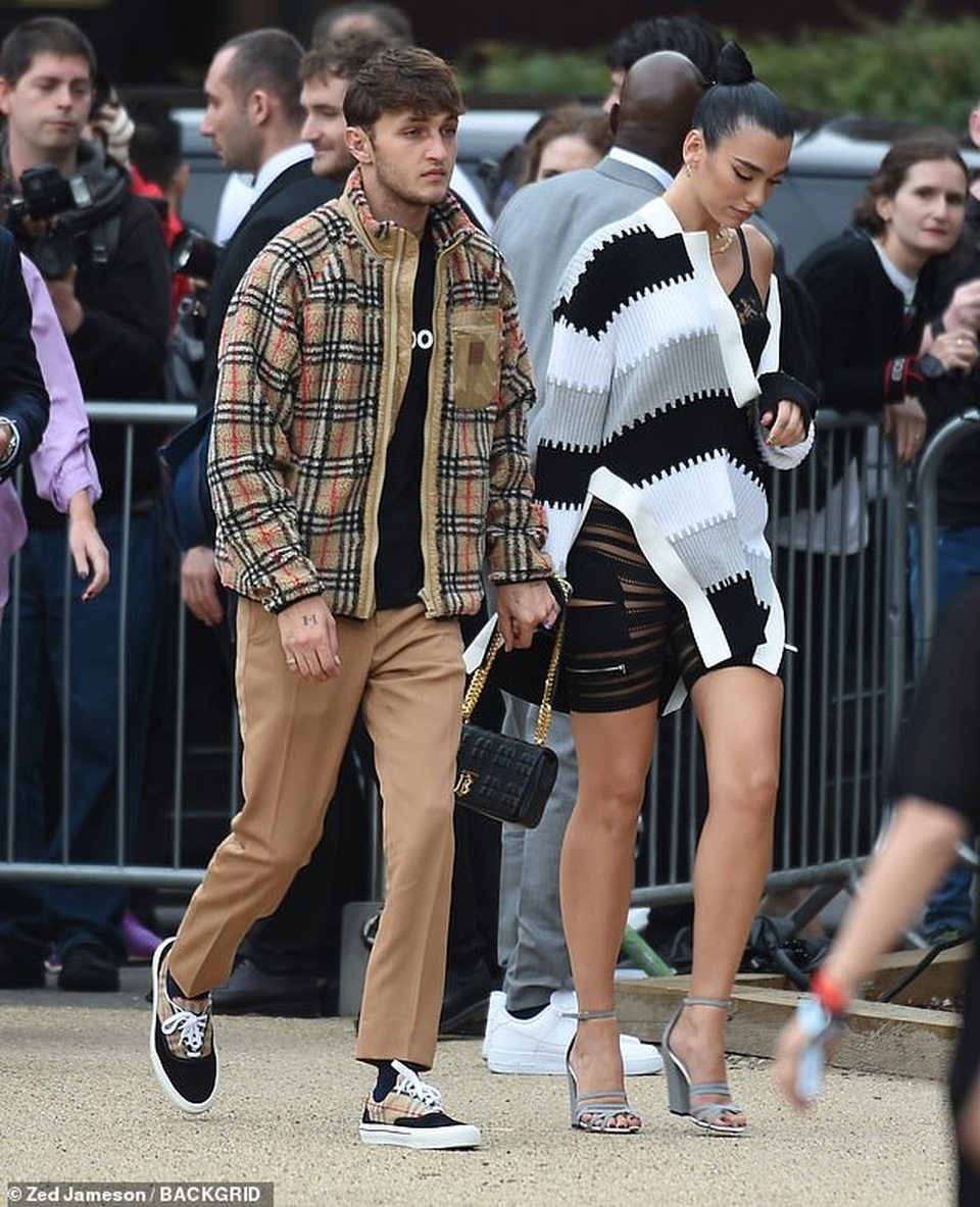 Dua Lipa và Anwar Hadid đẹp đôi đi xem show thời trang - 7 Dua Lipa và Anwar Hadid đẹp đôi đi xem show thời trang - 7