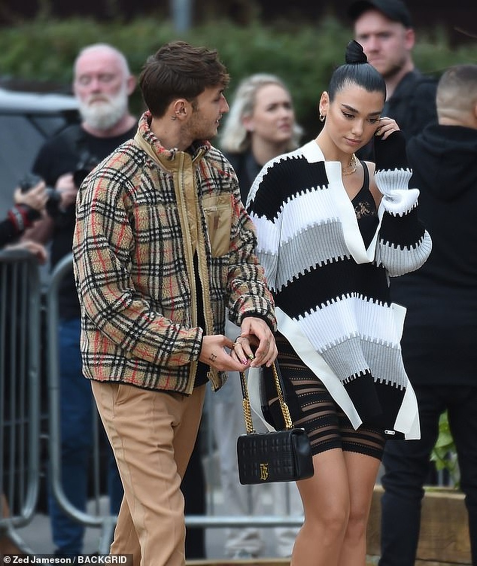 Dua Lipa và Anwar Hadid đẹp đôi đi xem show thời trang - 8 Dua Lipa và Anwar Hadid đẹp đôi đi xem show thời trang - 8