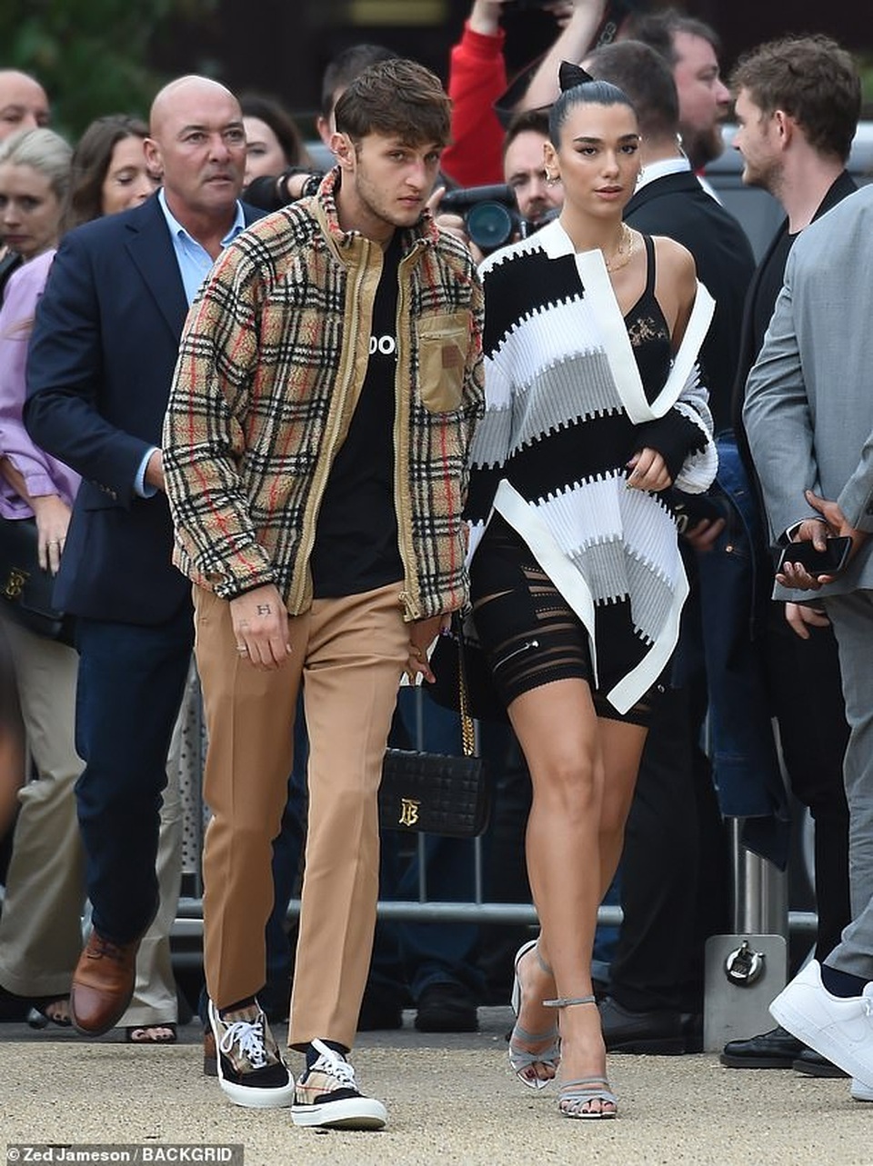 Dua Lipa và Anwar Hadid đẹp đôi đi xem show thời trang - 9 Dua Lipa và Anwar Hadid đẹp đôi đi xem show thời trang - 9