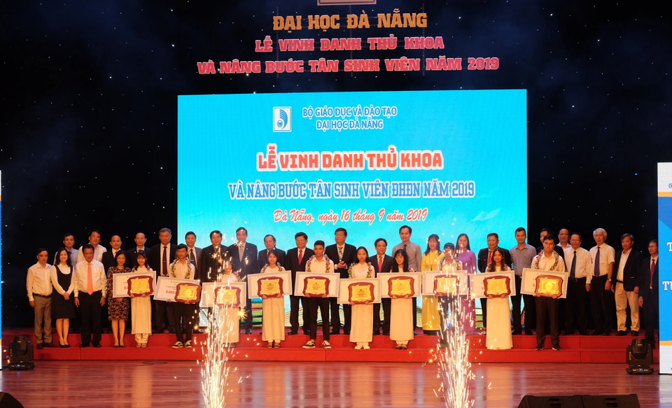 Đại học Đà Nẵng vinh danh thủ khoa 2019 - 2 Đại học Đà Nẵng vinh danh thủ khoa 2019 - 2