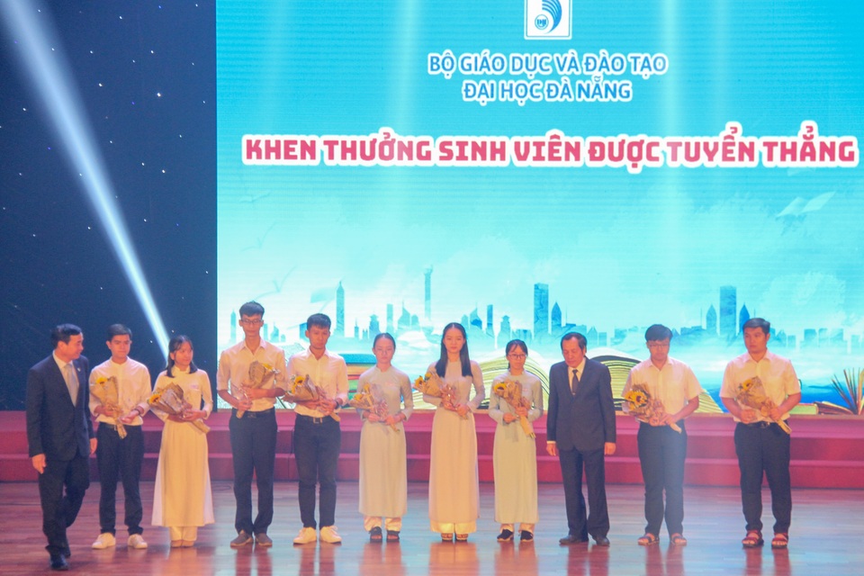 Đại học Đà Nẵng vinh danh thủ khoa 2019 - 3 Đại học Đà Nẵng vinh danh thủ khoa 2019 - 3