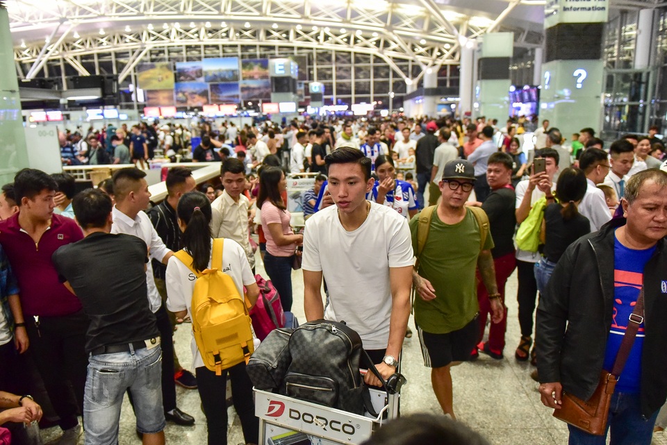 Quang Hải, Bùi Tiến Dũng đến sân bay, tiễn Văn Hậu sang Hà Lan - 11